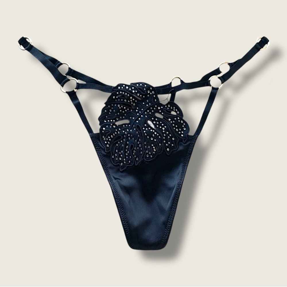 Victoria’s Secret Thong Panty Medium New